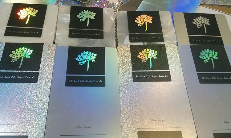 Premium afwerkingskaarten voor luxe branding met retailverpakking voor kopers die kunststof kaartoplossingen vergelijken.