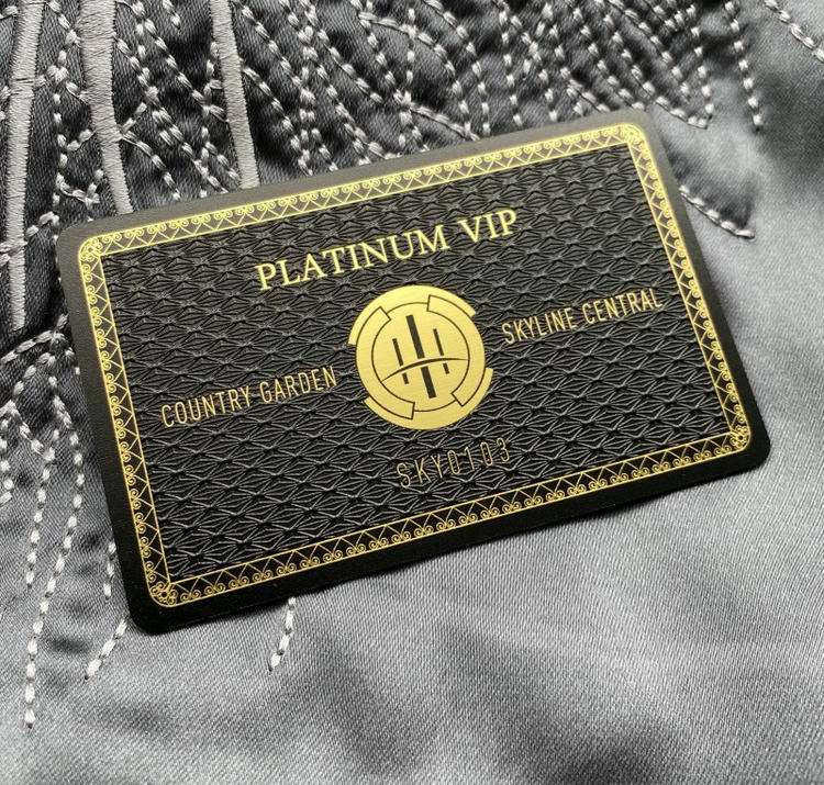 Premium afwerkingskaarten voor luxe branding weergegeven vanuit zijaanzicht voor kunststof kaartprojecten.