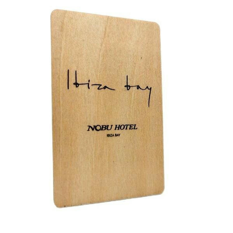 Elegante kersenhout hotel keycards met ingebouwde contactloze chips ontworpen voor luxe toegangscontrole voor gastvrijheid