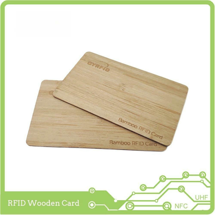 Een sapele houten kaart wordt tegen een hoteldeurslot gehouden en demonstreert de RFID-toegangsfunctie.
