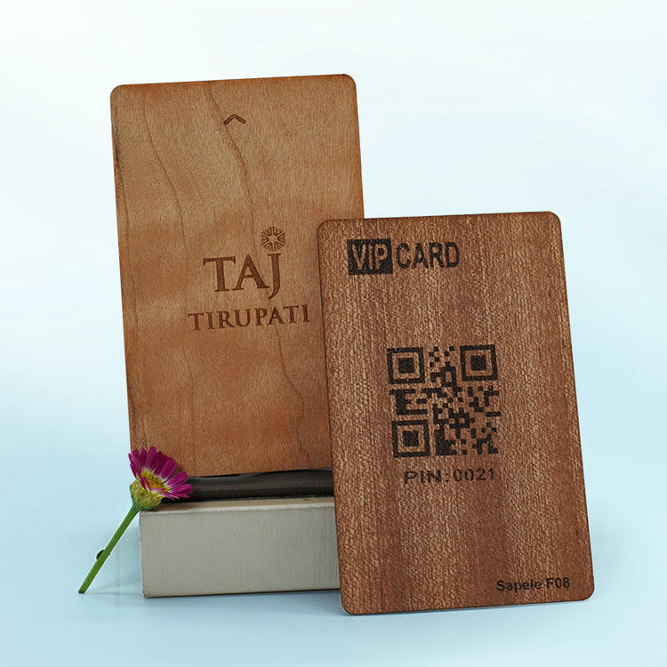 Een collectie mini-samples van sapele houten kaarten toont diverse afwerkingen en graveeropties voor klanten.