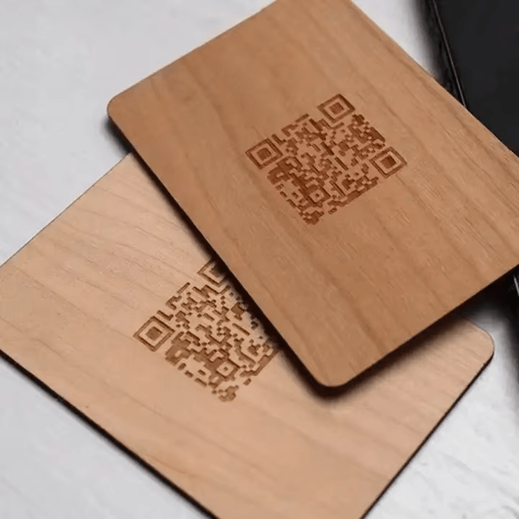 Aangepaste zwarte walnoot NFC houten cadeaukaarten weergegeven vanuit een duidelijk vooraanzicht voor houten kaarttoepassingen.