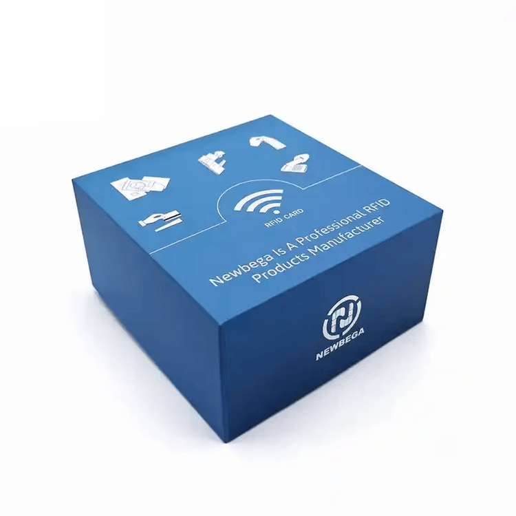 Aangepaste zwarte walnoot NFC houten cadeaukaarten met portemonneeformaat voor kopers die houten kaartoplossingen vergelijken.
