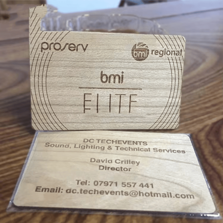 Productfoto van houten cadeaukaarten op maat voor bruiloften en evenementen binnen de categorie houten kaarten.