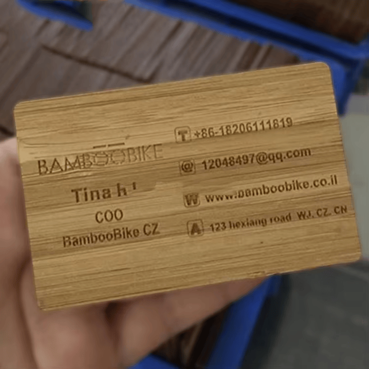 Houten cadeaukaarten op maat voor bruiloften en evenementen met gastenregistratie voor kopers die houten kaartoplossingen vergelijken.