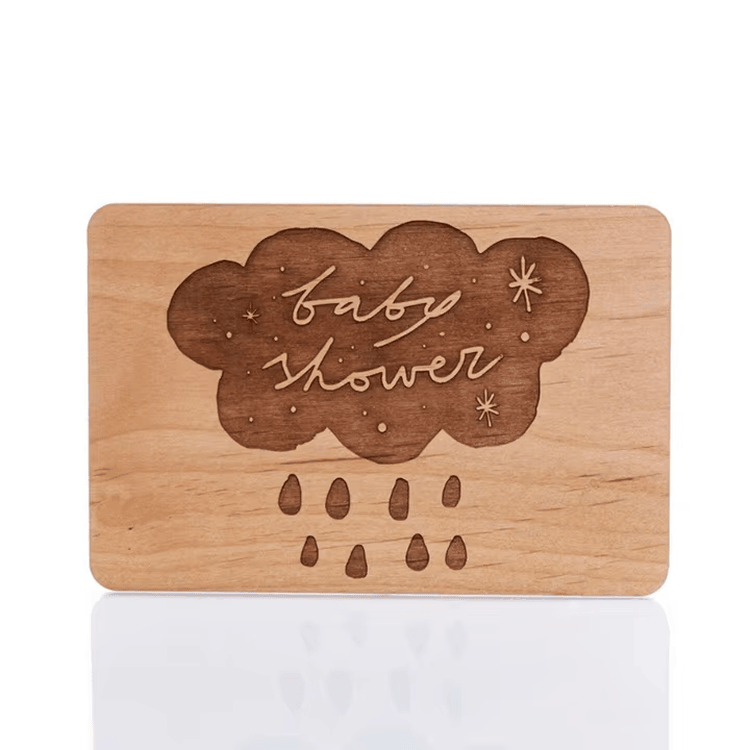 Voorzijde van op maat gemaakte houten RFID-cadeaukaarten van esdoornhout voor toepassingen met houten kaarten.