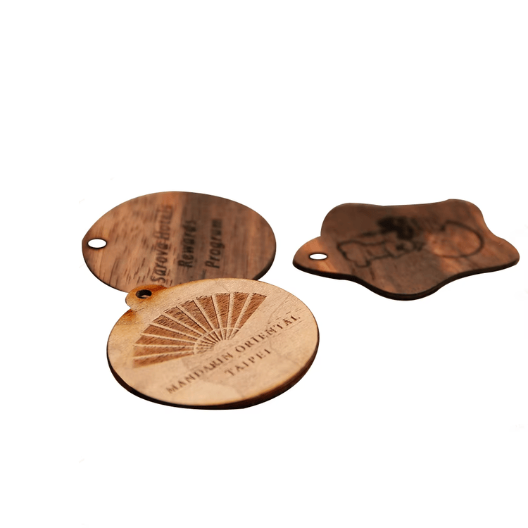 Afbeelding toont detailweergave van RFID houten visitekaartjes voor NFC-toepassingen met houten kaarten.