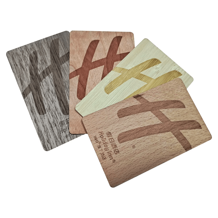Gegraveerde houten RFID hotel keycards voor resorts met chipdetail voor kopers die houten kaartoplossingen vergelijken.