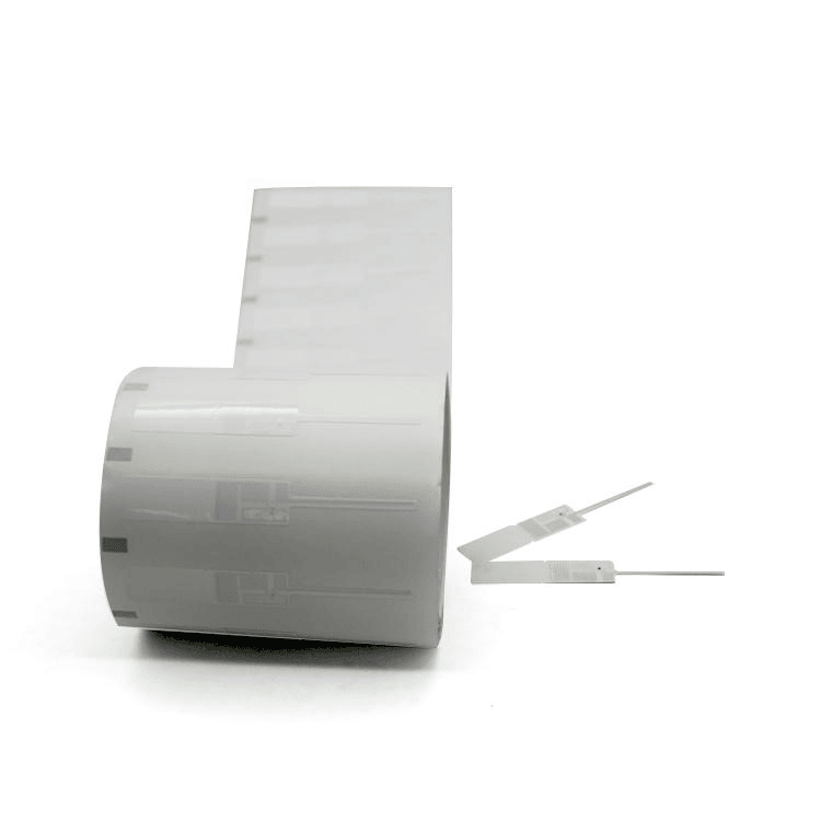 Een rol RFID-sieradenlabels naast twee losse voorbeeldlabels toont de algemene productconfiguratie.