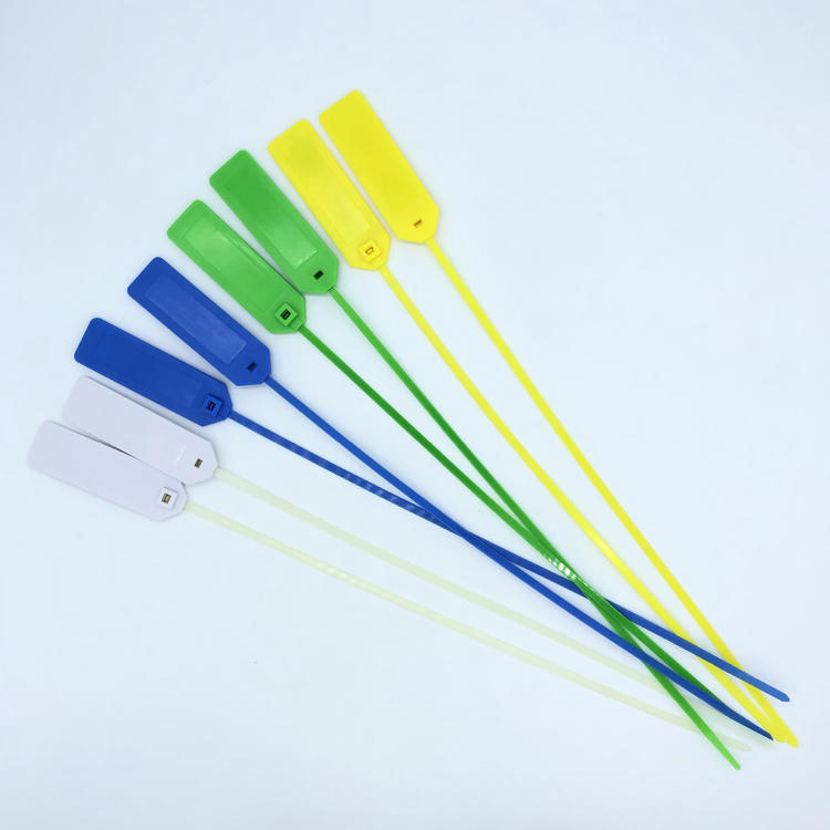 Waaieropstelling toont RFID-kabelbindertags in blauw, groen, geel en wit met uitgelijnde lange banden om de tagvormen te vergelijken.