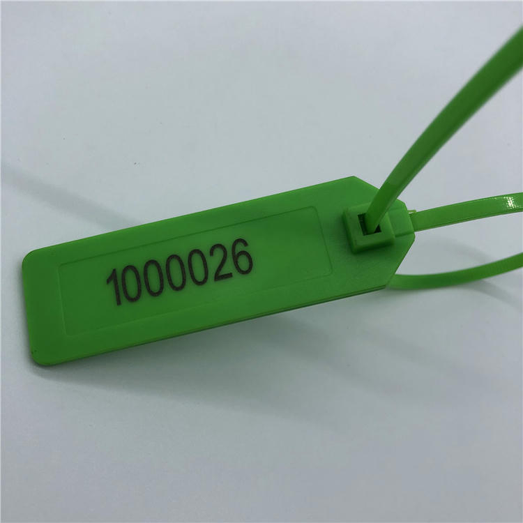 Detailopname toont het gedrukte serienummer op een groene RFID-kabelbindertag, met vergrendelkop en bandlus naast het labelpaneel.