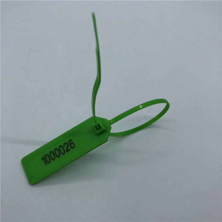 Een groene RFID-kabelbindertag is tot een lus gesloten en bedrukt met een serienummer voor verzegelende assetidentificatie.