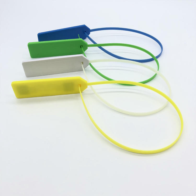 Zijaanzicht toont vier gestapelde RFID-kabelbindertags met gevormde lussen in blauw, groen, wit en geel als voorbeeld van de geïnstalleerde sealvorm.