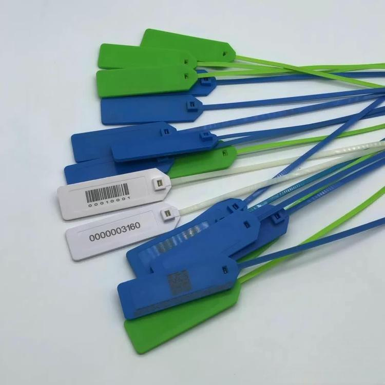 Geplakt RFID kabel stropdas tags in blauw groen en wit tonen barcode en serieel afdrukken voorbeelden op het label paneel voor traceerbaarheid.