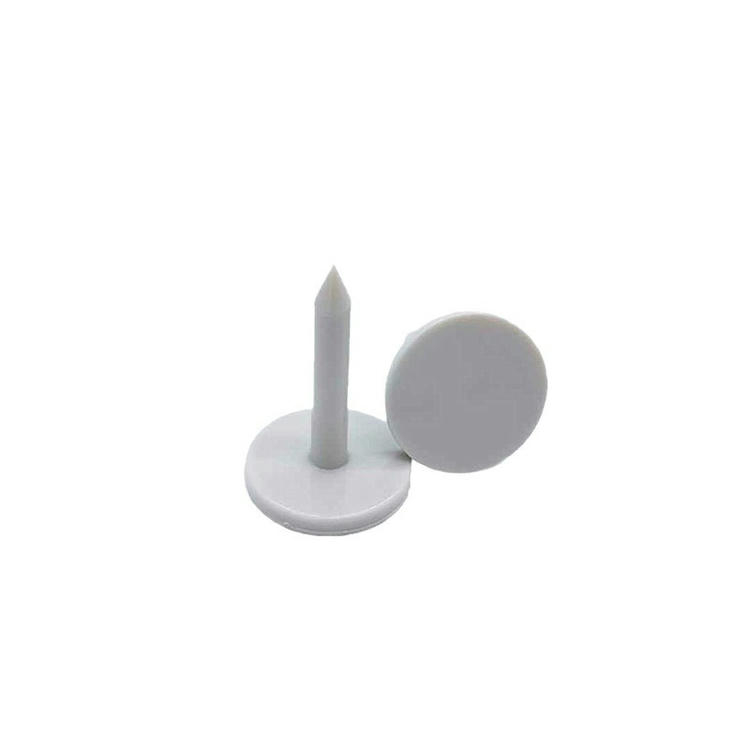 Deze afbeelding toont twee RFID spijkertags rechtop en frontaal om de voor- en achterkant van het product te presenteren.