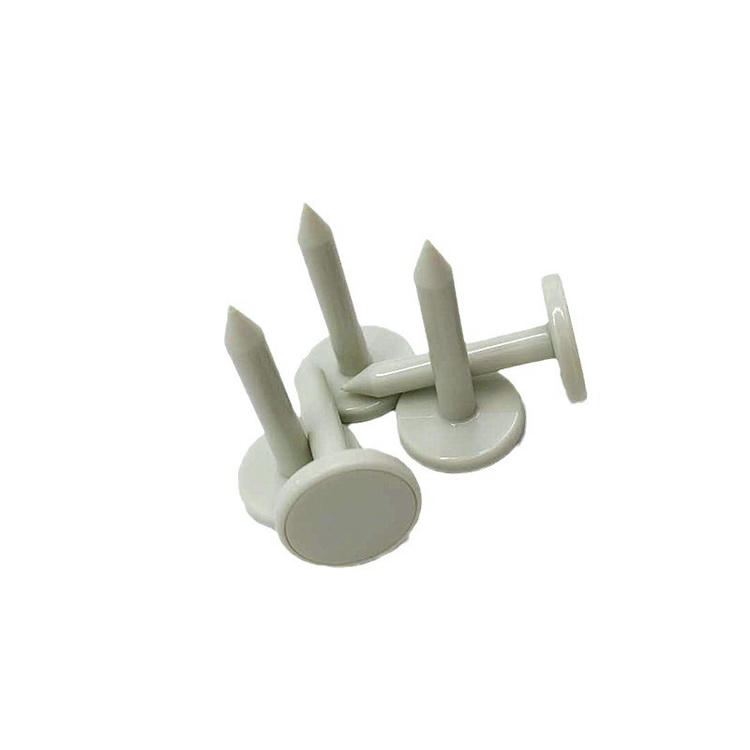 Deze afbeelding toont meerdere RFID spijker tags gerangschikt in een gebogen groep uitzicht om de puntige staal en ronde kop ontwerp te markeren.