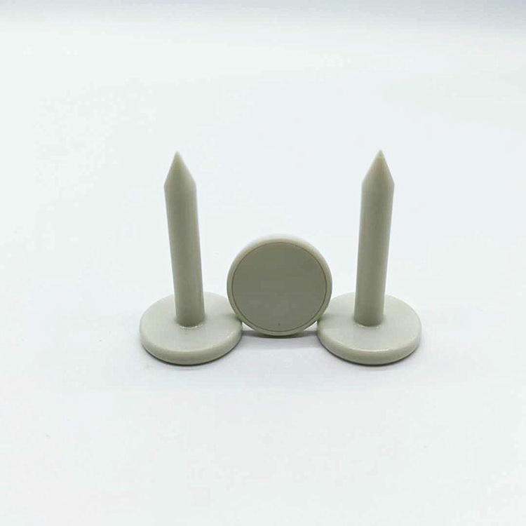 Drie RFID-spijkertags op een effen achtergrond die het uiterlijk van het afgewerkte product tonen.