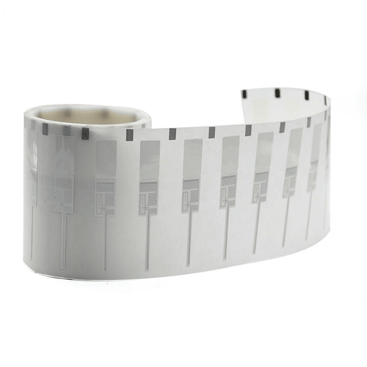 Close-up van een rol met meerdere RFID-sieradenlabels en zichtbare antennedelen voor nauwkeurige identificatie op itemniveau.