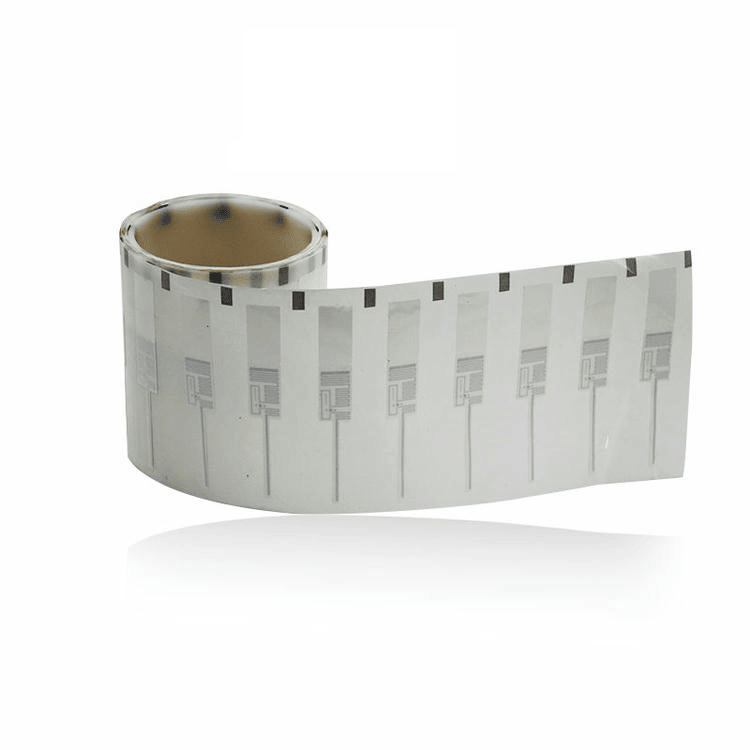 Een korte strook RFID-sieradenlabels loopt gebogen uit de rol en toont herhaalde smalle tags voor tracking per sieraad.