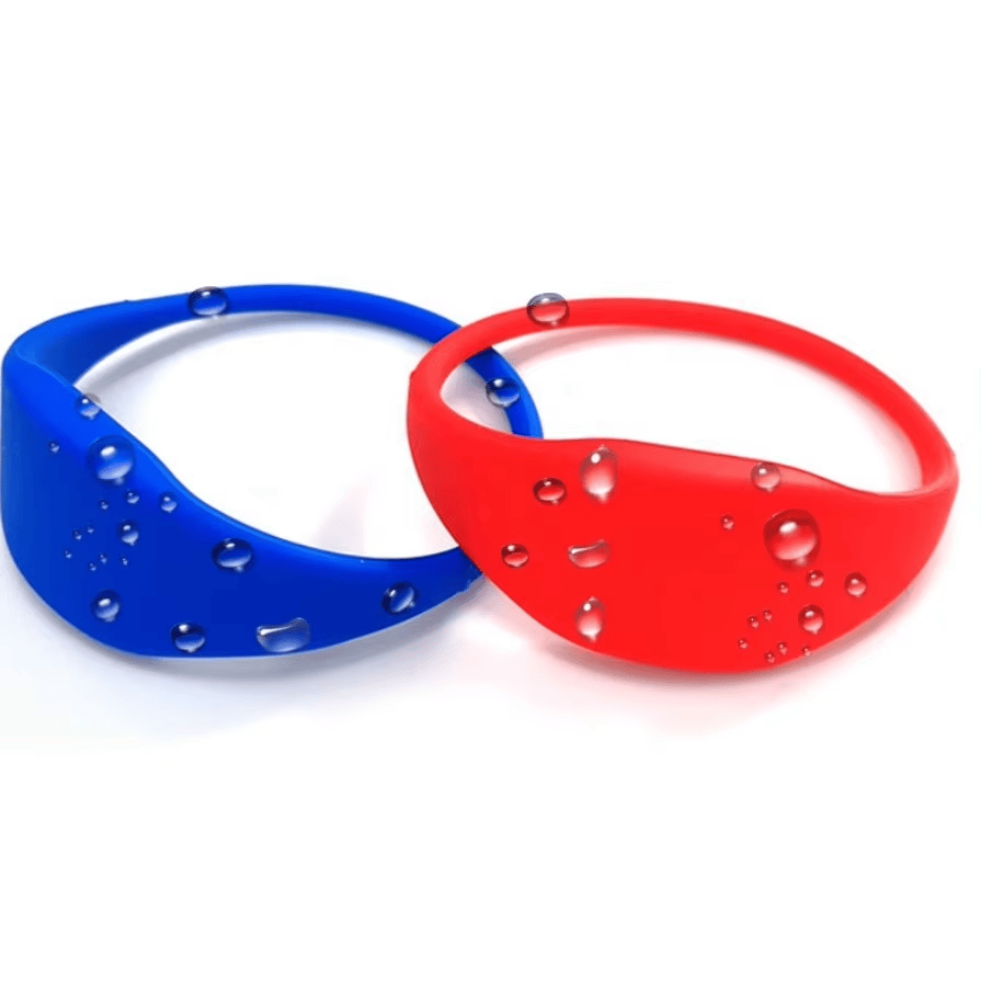 Elastische RFID-polsbandjes voor attractieparken bedrukt met een logo.