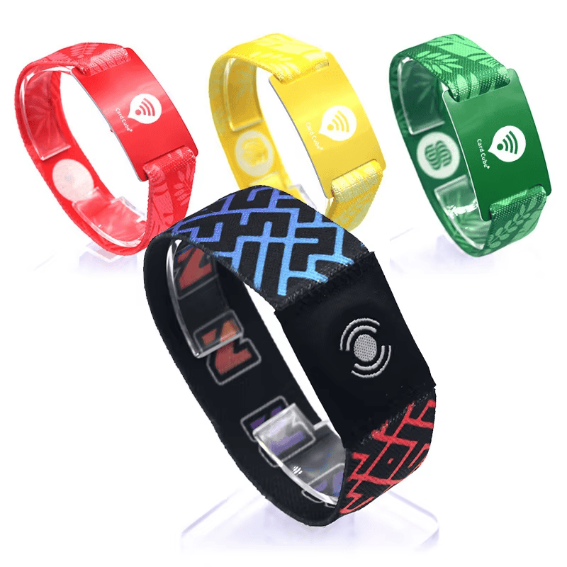 Elastische RFID-polsbandjes voor bezoekersbeheer met een bedrukt logo.