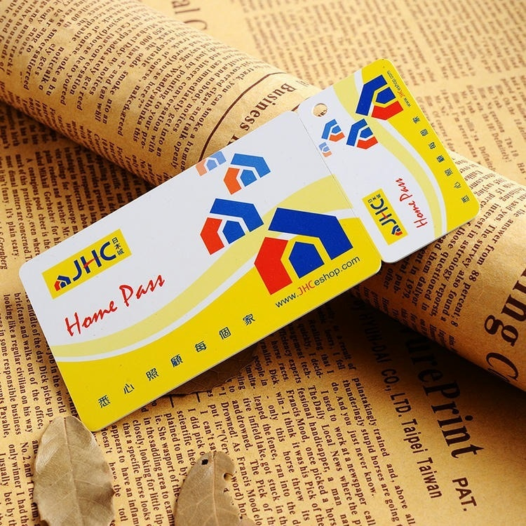 Productfoto van RFID sleutelhangerkaarten en PVC combikaarten met aangepaste kaartbedrukking voor kunststofkaarttoepassingen.