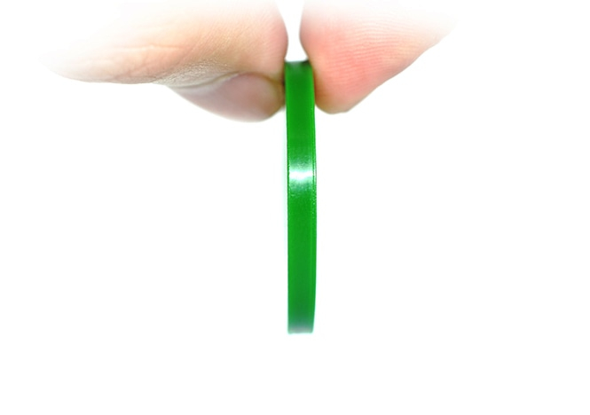 Kwaliteitscontrole van RFID-tokens om te zorgen dat elke token voldoet aan de eisen voor openbaar vervoer en toegangssystemen.