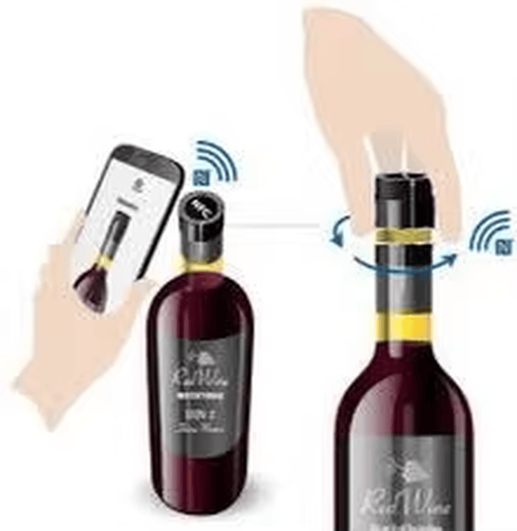 Deze afbeelding toont een fles met een NFC halsafdichting die telefonisch wordt gecontroleerd om de productidentificatie en de verbonden merkinhoud te ondersteunen.