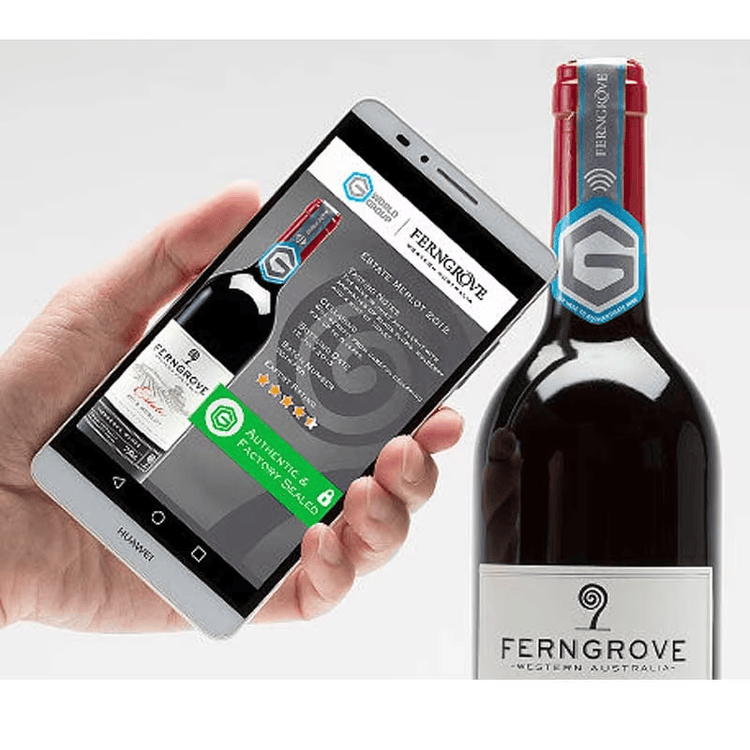 Deze afbeelding toont een smartphone die een NFC geactiveerde wijnfleszegel leest voor echtheidscontrole en consumenteninteractie.