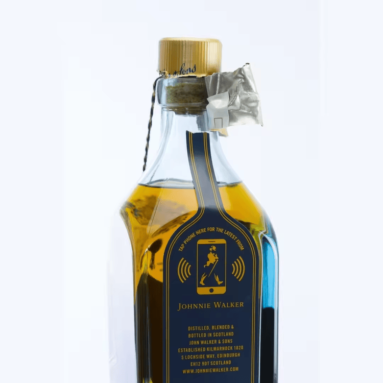 Deze afbeelding toont een fragiele RFID zegel gebroken op de dop van de fles na opening die een keer bewijs van manipulatie aantoont.