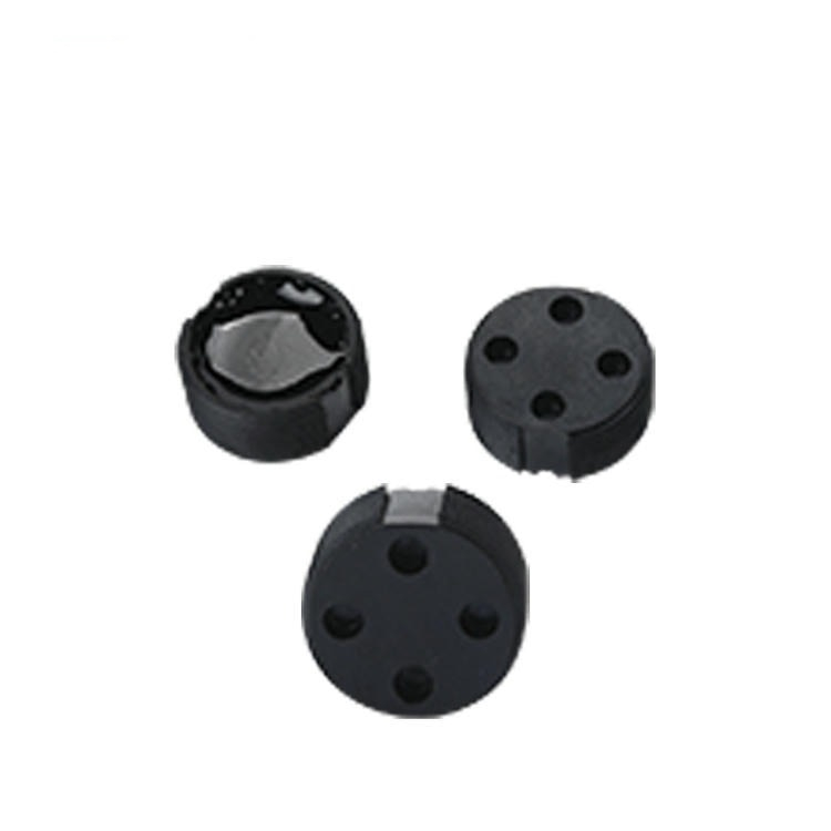 Deze afbeelding toont hoe de GB26-1 RFID tag perfect past in de standaard montagegaten van huishoudelijk afval en recyclingbakken