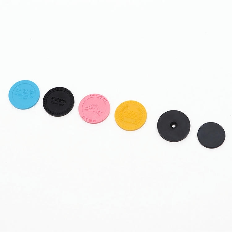 Meerdere RFID-tokens in een groep, bedoeld om hun rol in assettracking en intensief gebruik binnen transportsystemen te tonen.
