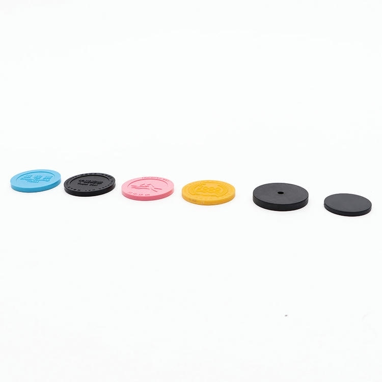 Close-up van RFID-tokens met lasergegraveerde serienummers en codes voor unieke identificatie, beveiliging en assetbeheer.