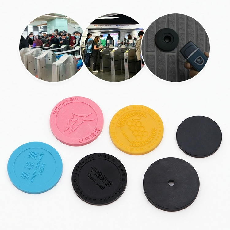 Een persoon gebruikt een RFID-token bij een metrotoegangspoort, als voorbeeld van snelle validatie in drukke vervoersomgevingen.