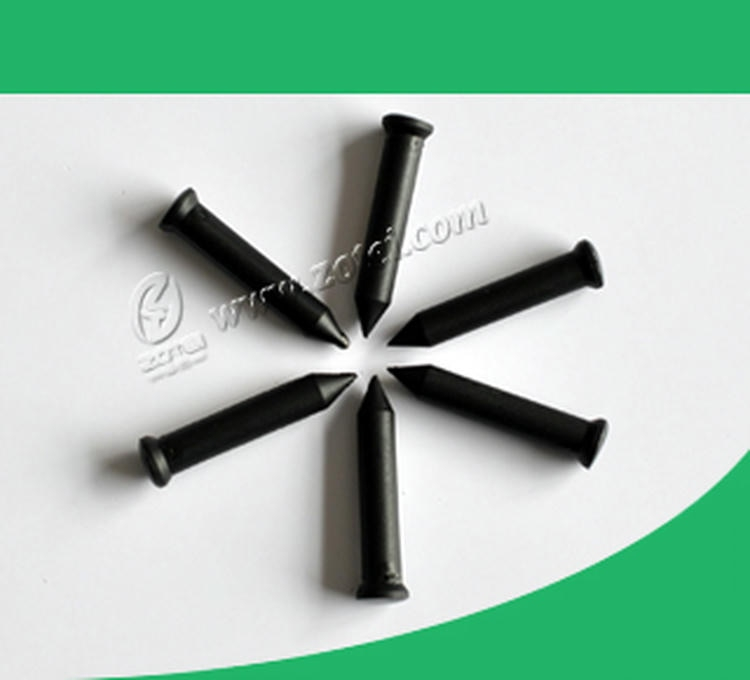 Deze afbeelding toont zes zwarte NAIL06-4 RFID spijker tags gerangschikt als een ster om het product uit meerdere richtingen te presenteren.