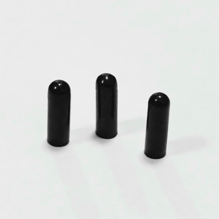 Drie zwarte RFID bullet-tags model SV-009 rechtop gefotografeerd vanuit een ruimere hoek om het compacte formaat voor verborgen montage te tonen.