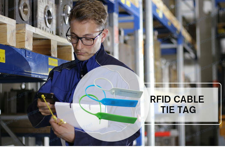 RFID-kabelbindertag voor assettracking bij een aansluitklem voor bekabeling.