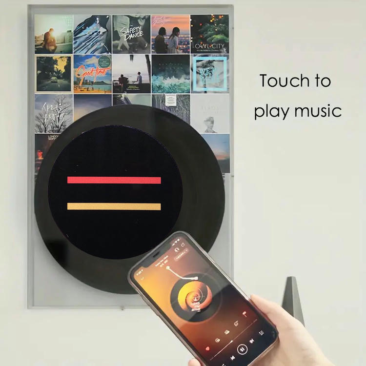 NFC-muziekchip op maat voor tap-to-play vinylalbums, helder weergegeven vanuit chippetalperspectief voor Custom NFC Tags-toepassingen.