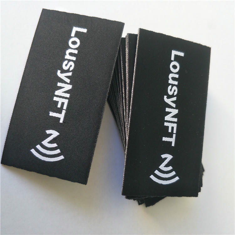 Collectie geweven NFC-labels op maat in verschillende kleuren voor diverse productlijnen.