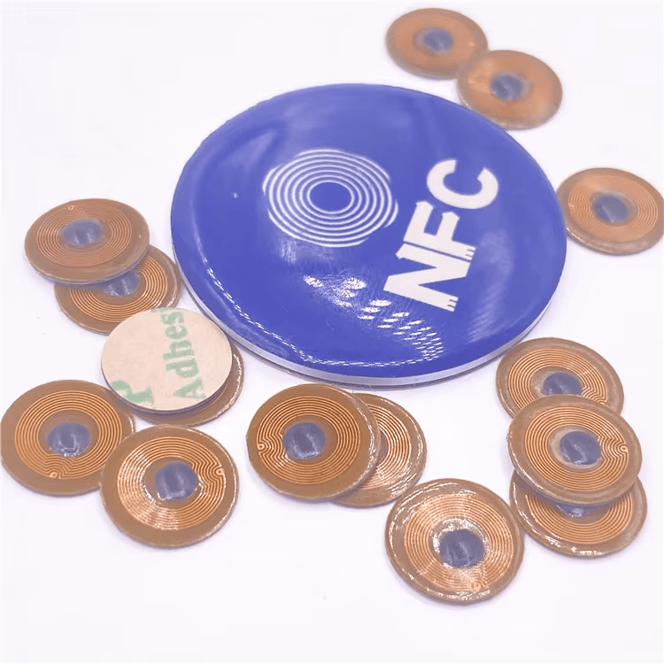 NFC-logo met FPC10-1 micro RFID-tags benadrukt dat de 10mm on-metal FPC-tag veilige NFC-interactie ondersteunt.