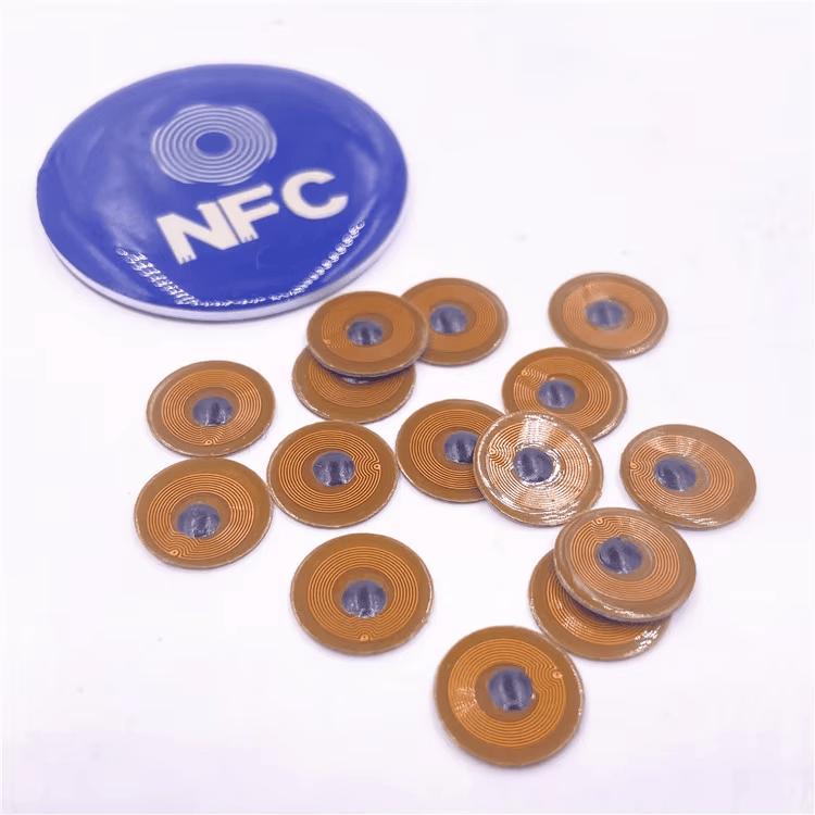 FPC10-1 micro NFC-tags bij een NFC-markering tonen consistente tap-leesbaarheid en een waterdichte FPC-opbouw voor metalen labels.