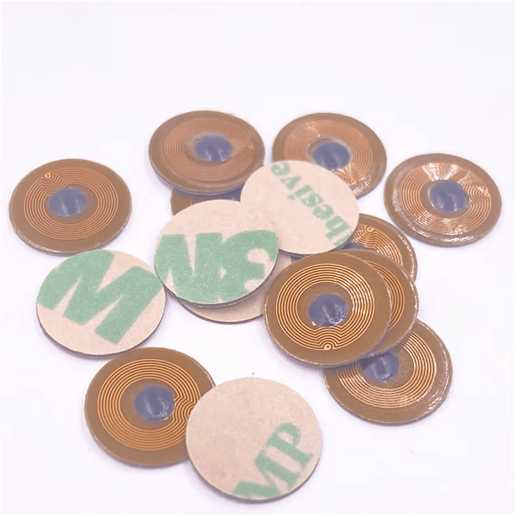 Achterzijde van de FPC10-1 on-metal NFC-tag met zichtbare kleeflaag voor eenvoudige montage als metalen label.