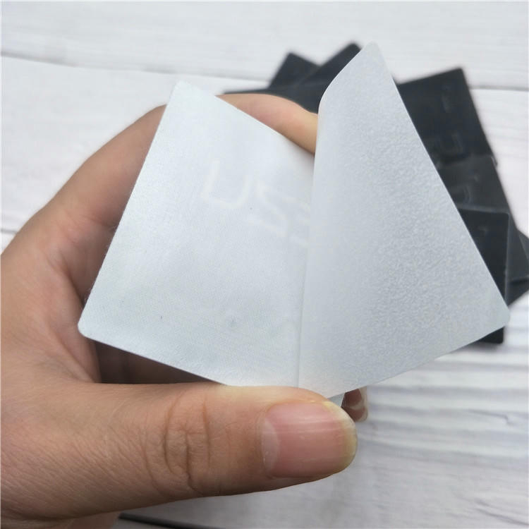 Visuele weergave van een strijkbare NFC-patch die op kleding wordt aangebracht voor snelle merkintegratie.