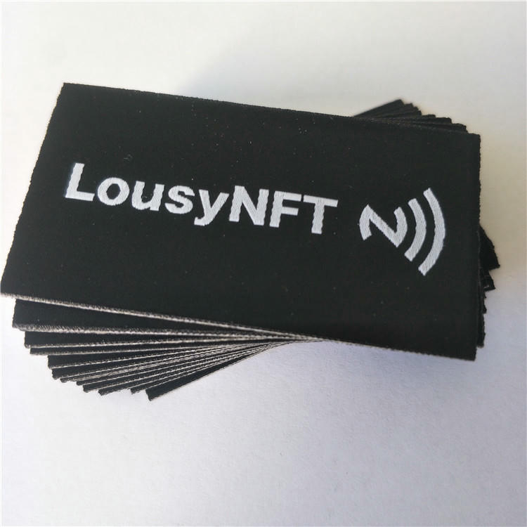 Een NFC-smartlabel op een schoen dat een digitale link biedt voor traceerbaarheid en anti-namaakverificatie.
