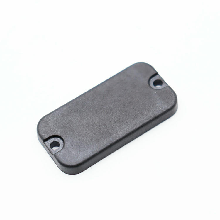 Compacte PPS RFID-striptag met zelfklevende achterzijde voor industriële montage.