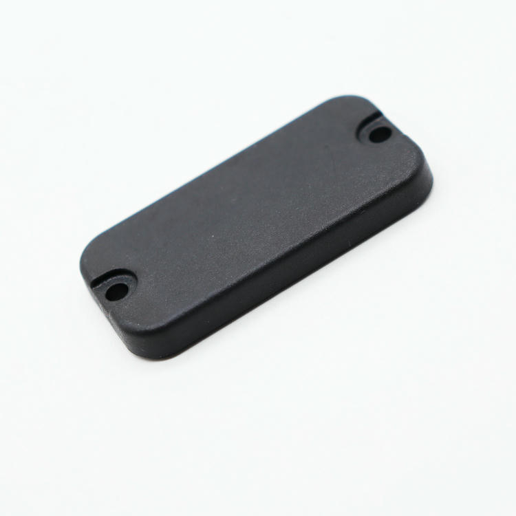 Compacte PPS RFID-striptag voor assettracking; met chipdetail; voor kopers die oplossingen met PPS RFID-tags vergelijken.