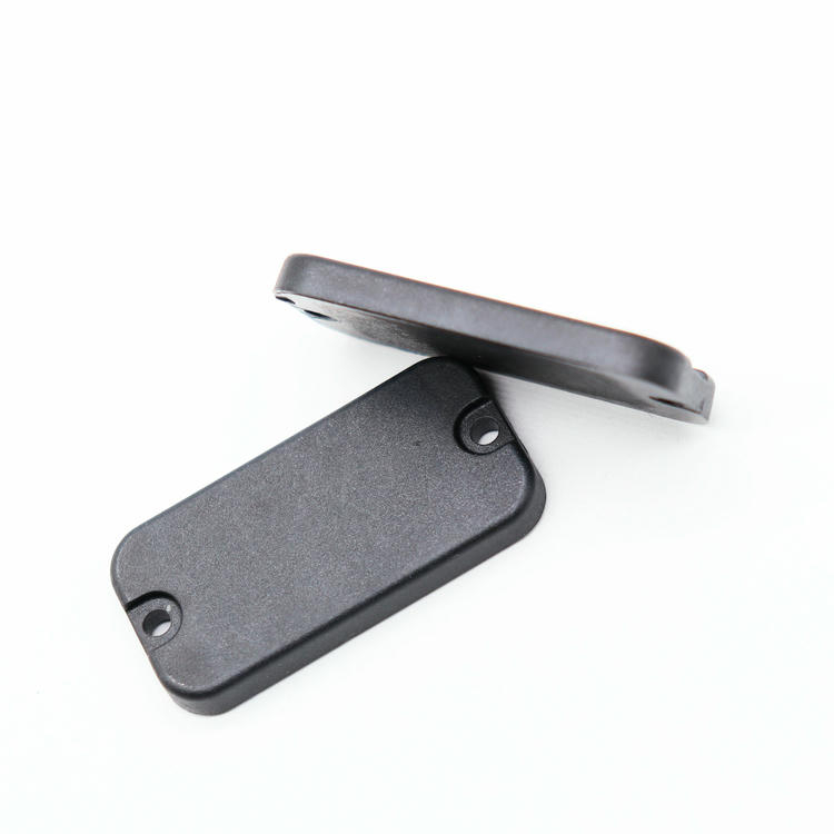 Compacte PPS RFID-striptag voor industriële assettracking, gemonteerd op een metalen oppervlak.