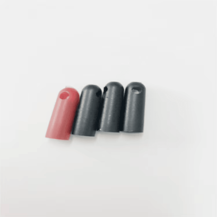 Een rode en drie zwarte RFID bullet tube tags model SV-005 naast elkaar tonen een consistente gegoten behuizing.