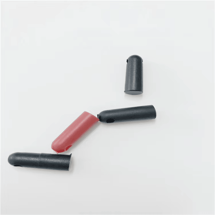 Gemengde set RFID bullet tube tags model SV-005 vanuit een hoek, met verschillende posities en uiteinden met gaten.