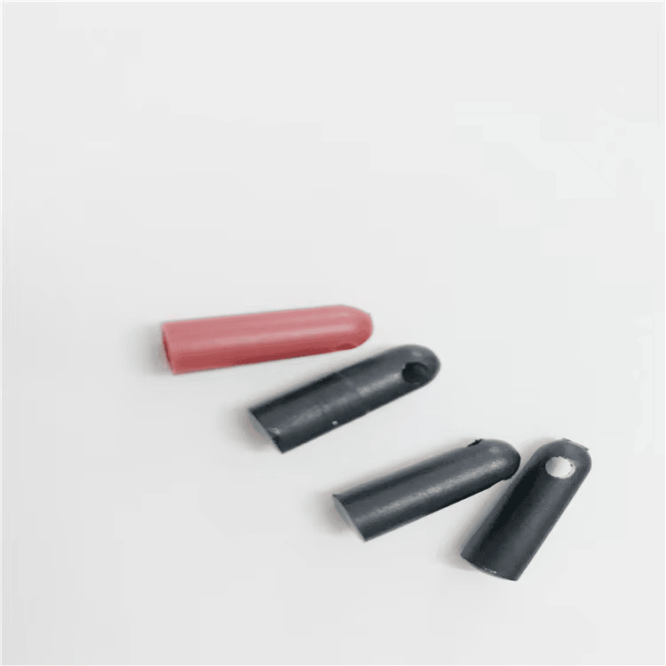 Vier RFID bullet tube tags model SV-005 liggen diagonaal gegroepeerd in verschillende kleuren voor outdoor tracking.